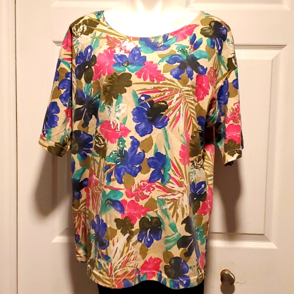 O.S.O. Sport Colorful Floral Cream Women's Short Sleeve Top - Size Large